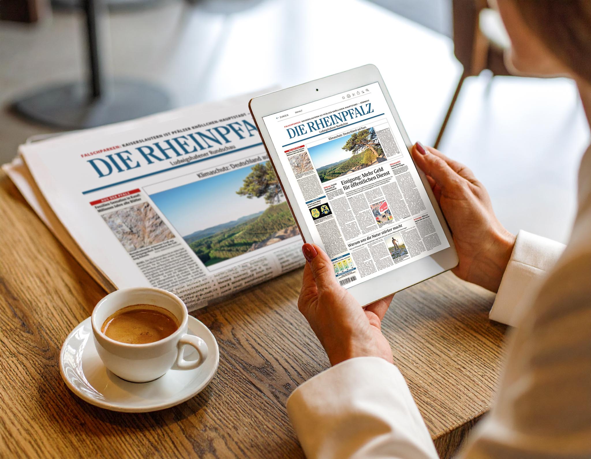 Firefly_Eine Person-2 Person liest DIE RHEINPFALZ in gedruckter Form und auf einem Tablet bei einer Tasse Kaffee am Tisch