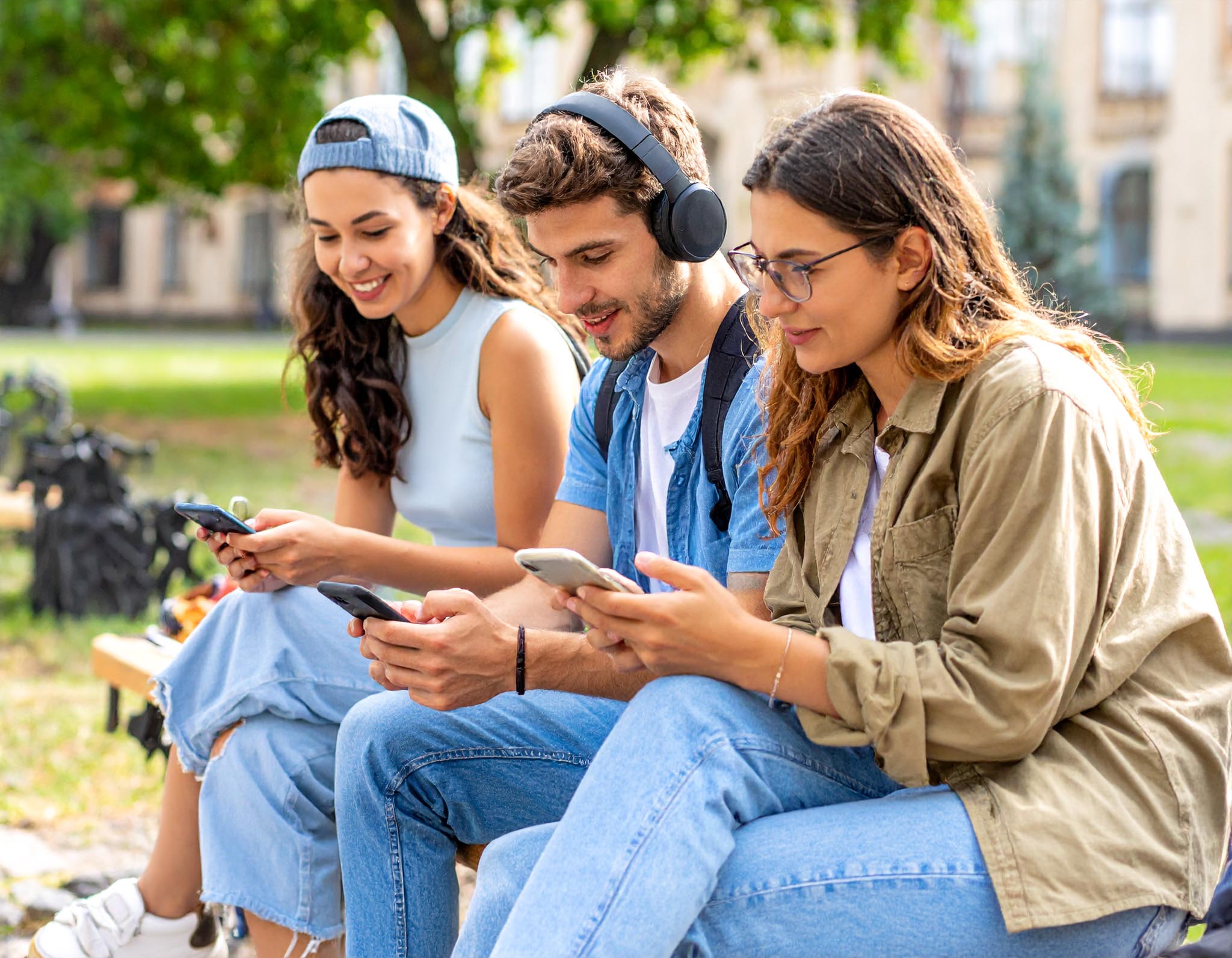 Studenten 4 Klein Drei Studierende lesen DIE RHEINPFALZ digital im Park – Darstellung des vergünstigten Abo-Angebots für Studierende.