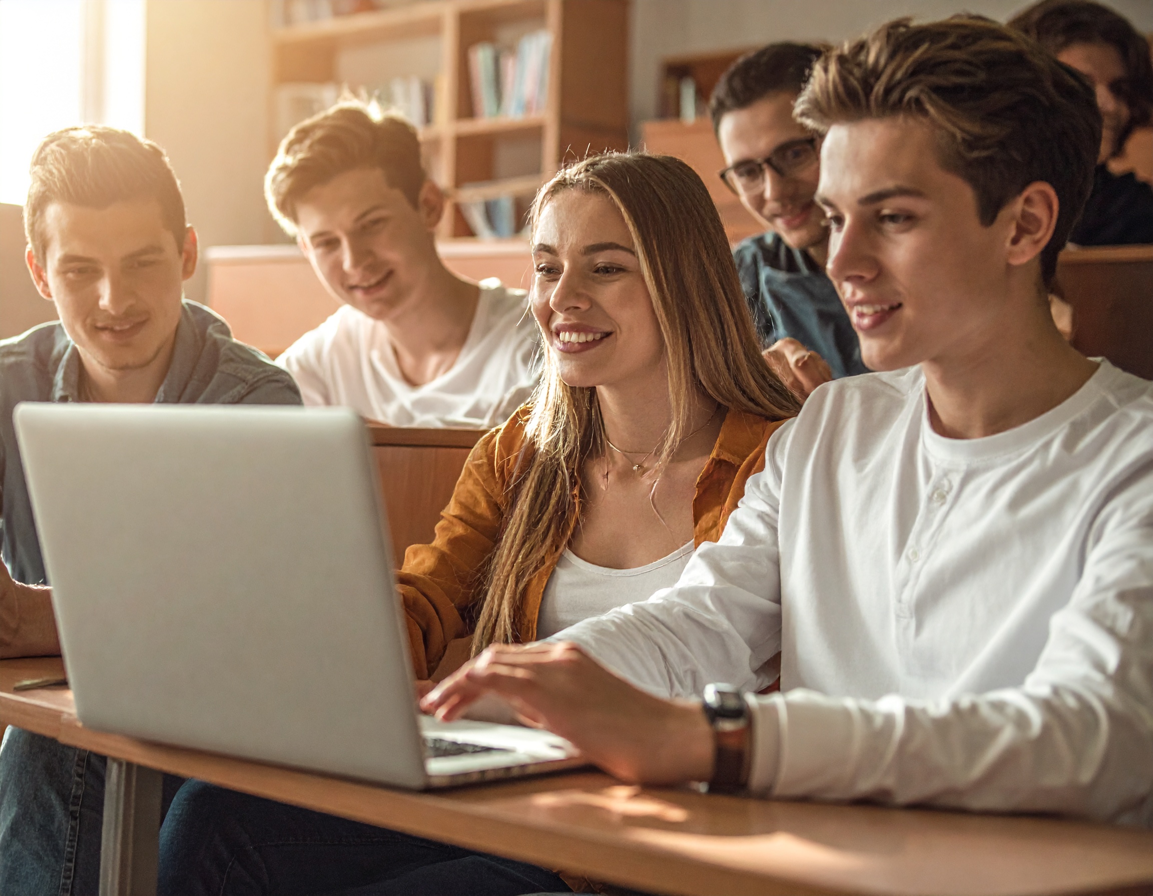 Studierende lesen DIE RHEINPFALZ digital im Seminarraum – Darstellung des vergünstigten Abo-Angebots für Studierende.