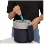 Person mit Kulturbeutel