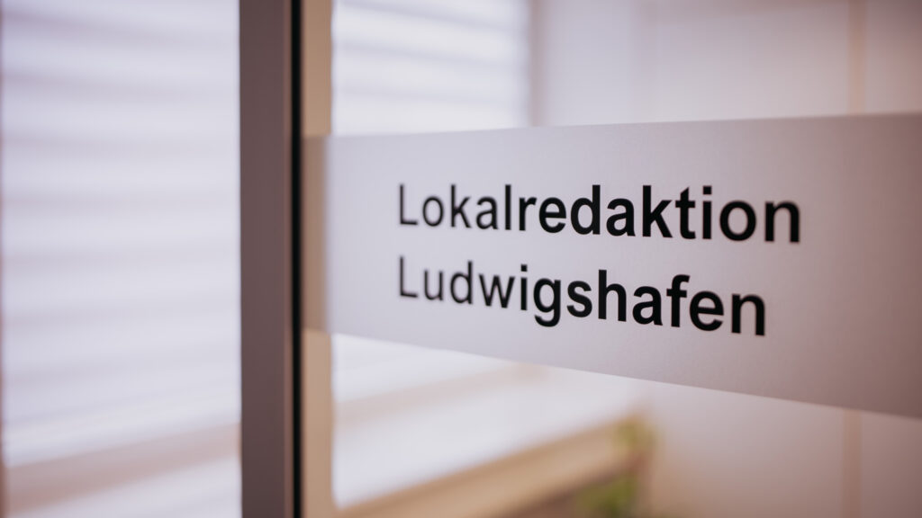 Der Eingang zur den Redaktionsräumen der RHEINPFALZ. Auf der Tür ist "Lokalredaktion Ludwigshafen" zu lesen.